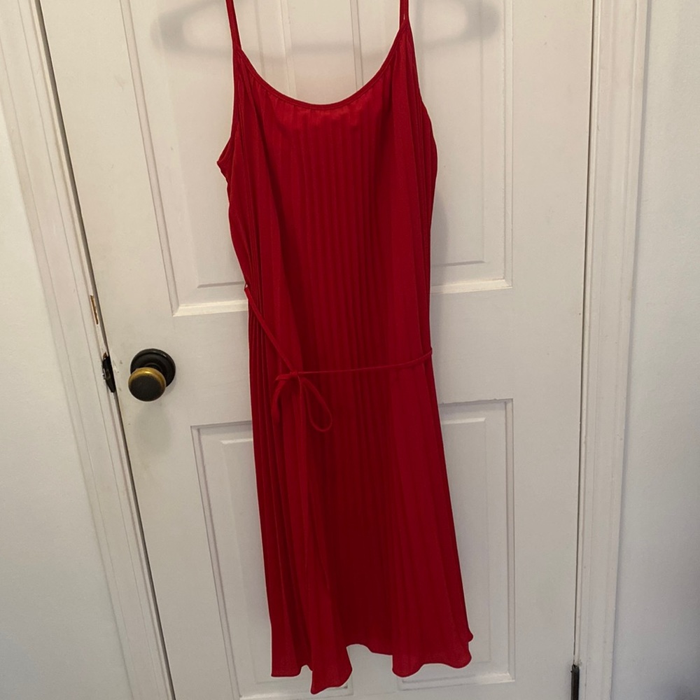 Red pleated H&M dress. Size small NWT